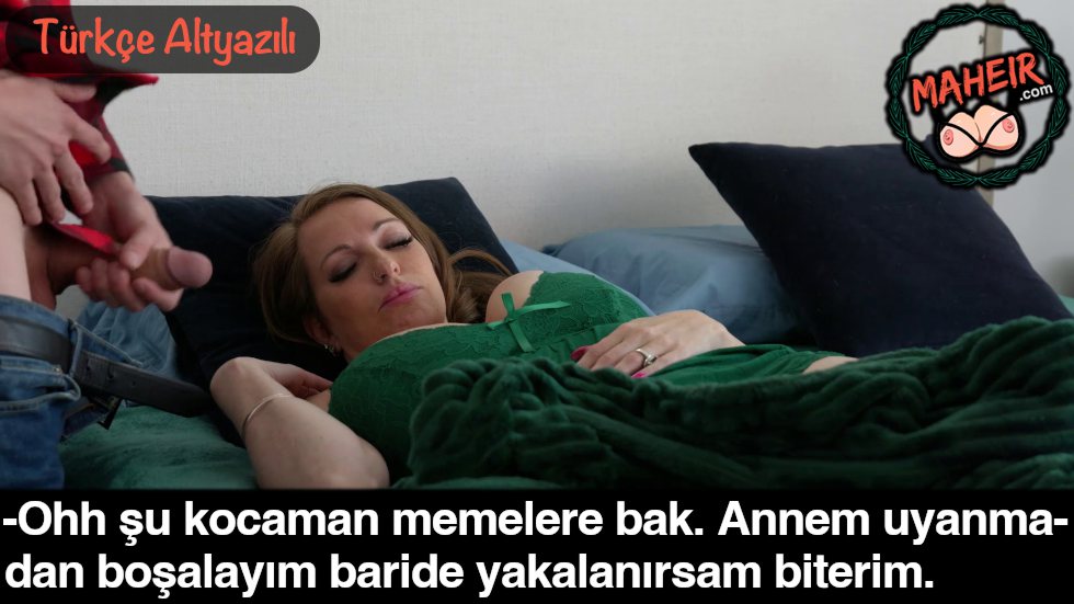 Uyuyan Olgun Anasının Memelere Bakıp 31 Çekiyor